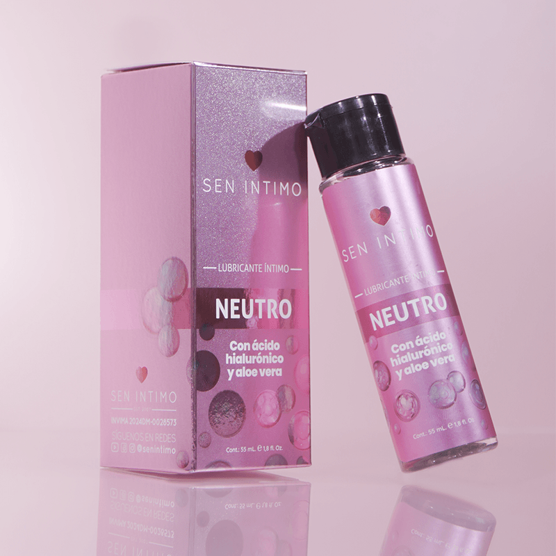 Lubricante Íntimo Neutro de Sen Íntimo, con Ácido Hialurónico y Aloe Vera. El envase de 55 ml tiene un diseño elegante en tonos rosados y un tapón negro abatible, acompañado de su caja con detalles brillantes y burbujas en el diseño.