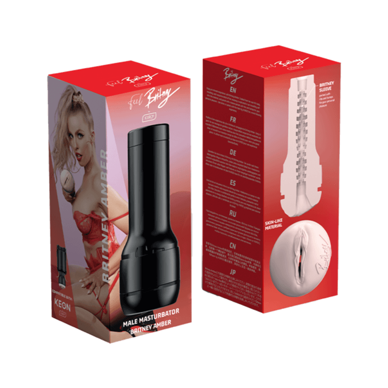 Caja del Masturbador Feel Britney Amber con diseño en tonos rojos. Se muestra la actriz Britney Amber en lencería roja junto al masturbador en su estuche negro. En la parte trasera, se destaca la textura interna del juguete y su material ultra realista.