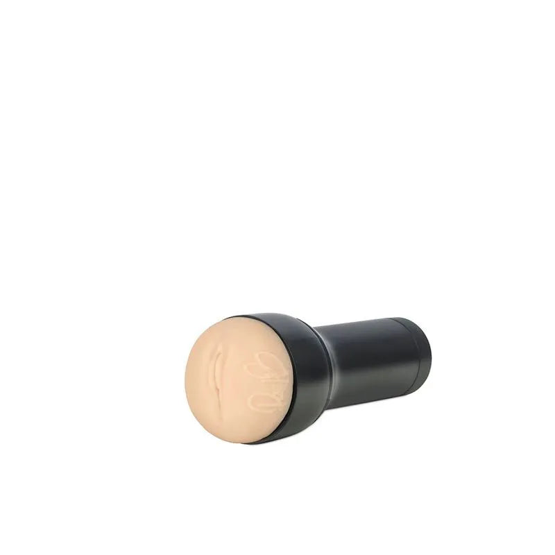 Vista lateral del masturbador Feel Rae Lil Black by Kiiroo con su carcasa negra y funda interna realista con apertura vaginal.