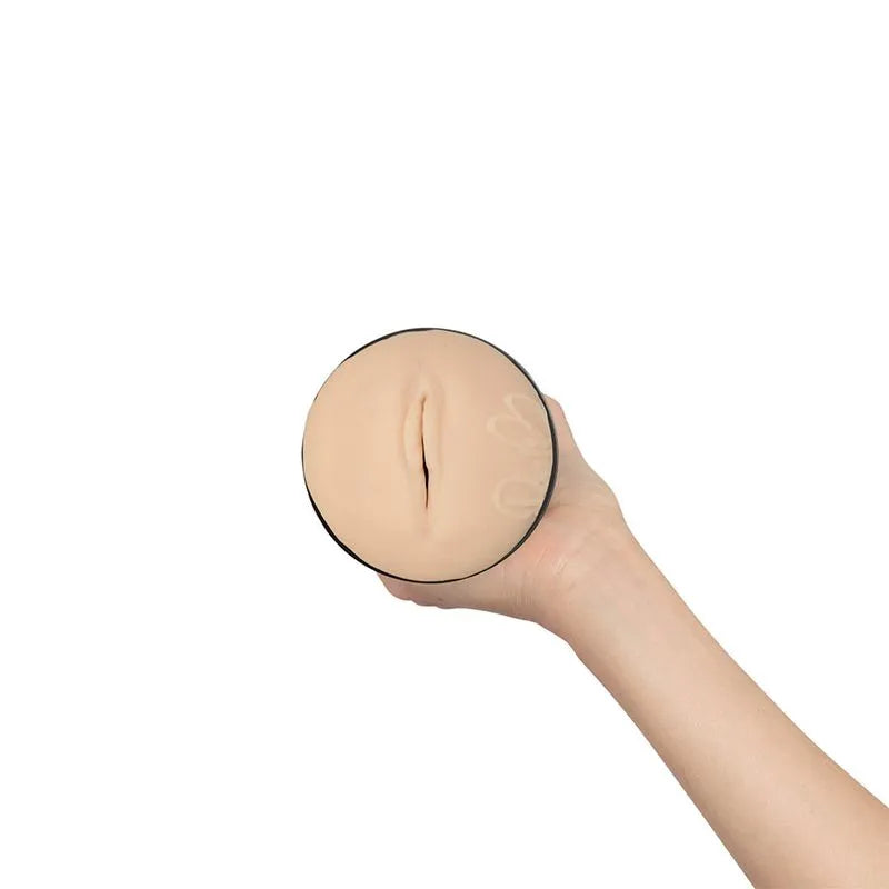 Masturbador Feel Rae Lil Black by Kiiroo colocado sobre una superficie, destacando su diseño elegante y discreto.