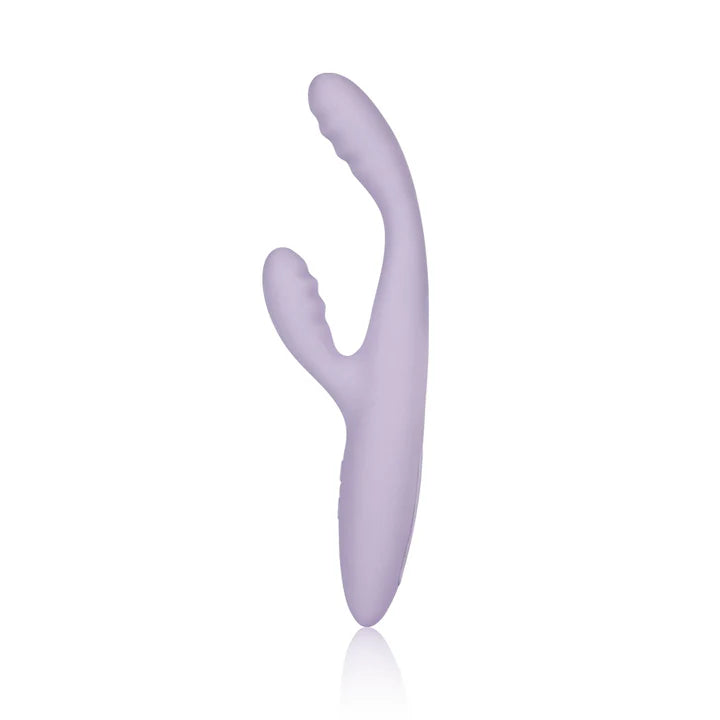 Vibrador doble estimulación Cici+ 2 en posición vertical, silicona líquida lila pastel resistente a salpicaduras.
