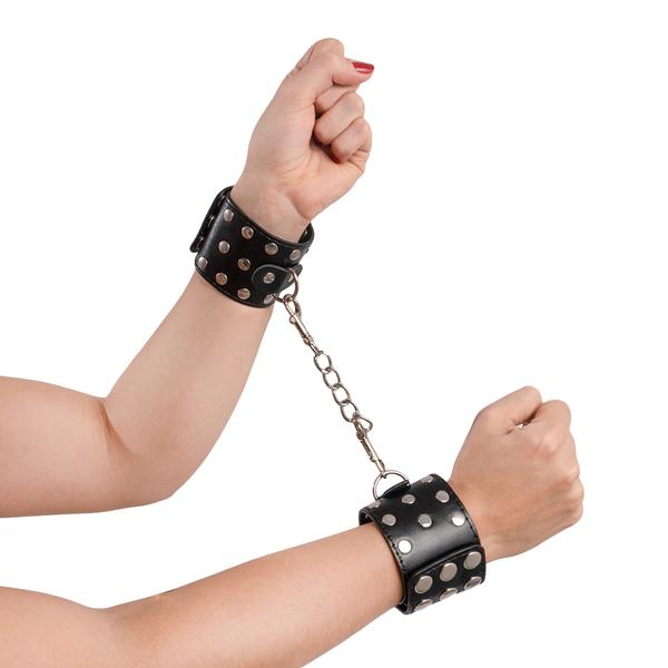 esposas negras con taches BDSM