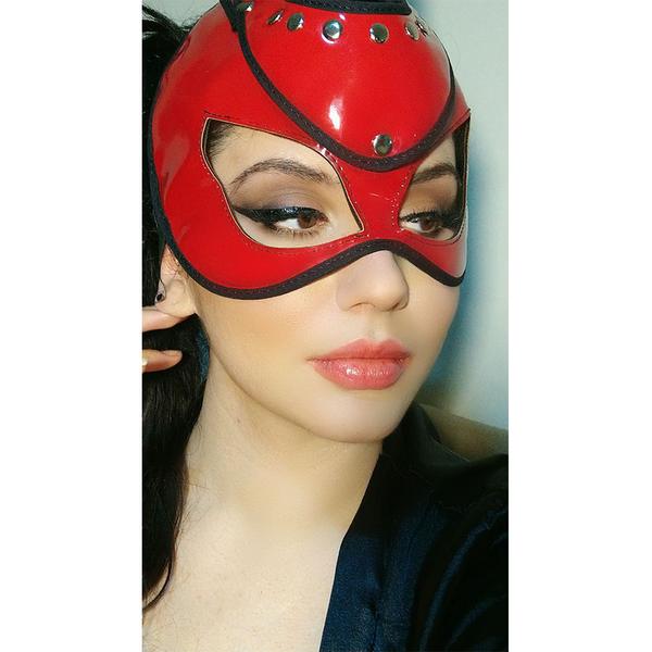 mascaras para mujeres color rojo de conejo