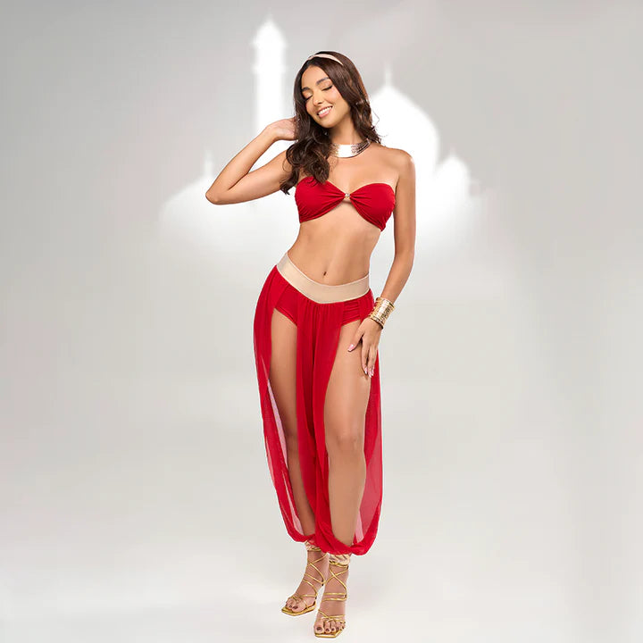 Mujer posando con disfraz Arabian Nights rojo, mostrando el top strapless y el pantalón con aberturas laterales sensuales, vista frontal.