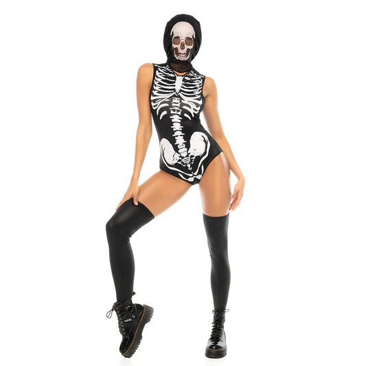 Mujer usando disfraz esqueleto sensual en body negro con estampado blanco y capucha con calavera.