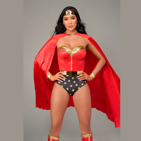 Mujer usando disfraz Golden Woman con bustier rojo y dorado, panty azul con estrellas y capa roja.