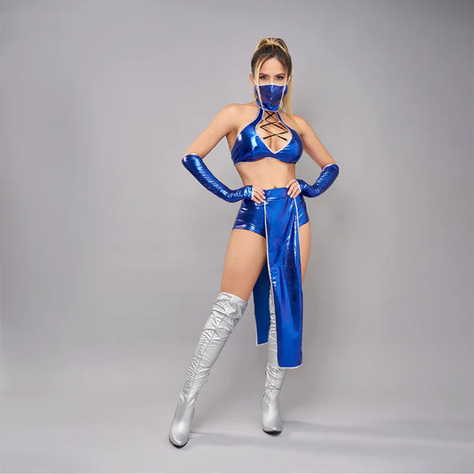 Mujer usando disfraz Kitana en color azul metálico con top, short, guantes largos y tapa bocas, inspirado en Mortal Kombat.