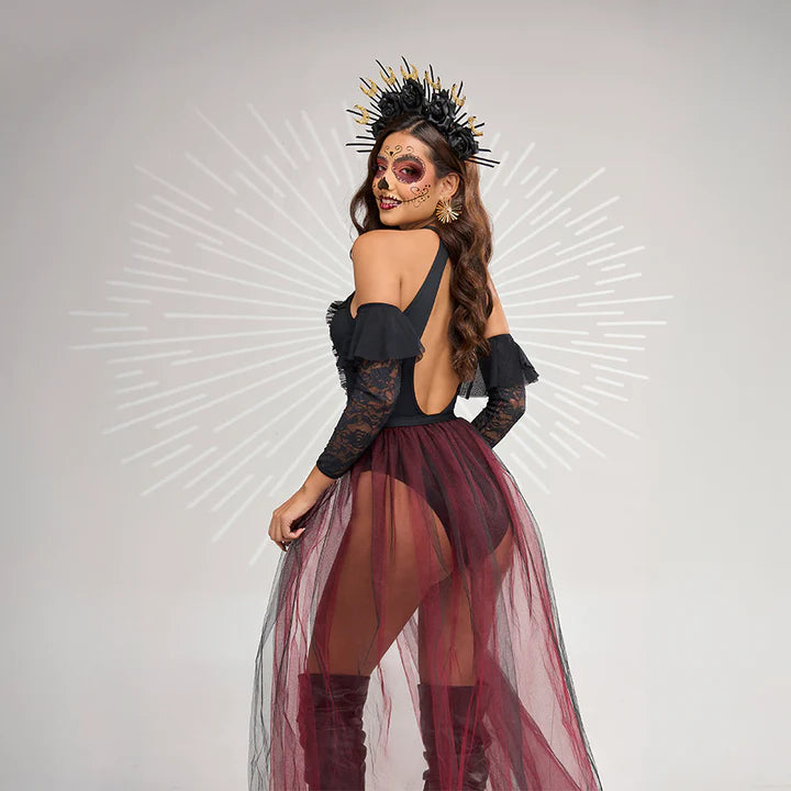 Disfraz Rose & Bones con body negro, mangas de encaje y falda en tul burdeos con transparencias.
