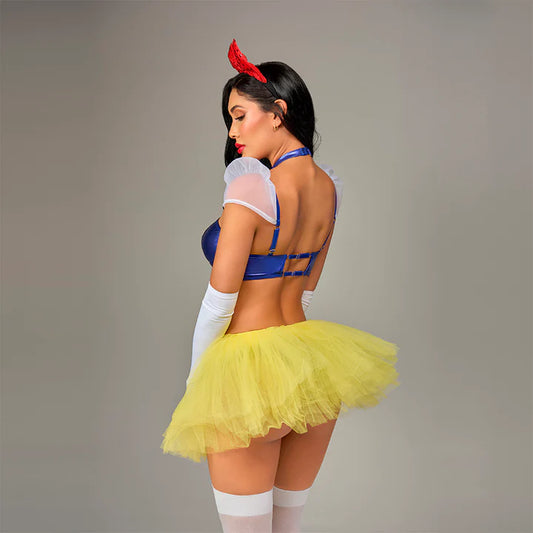 Mujer usando disfraz sexy de Snow White visto desde atrás, con falda tutu amarilla corta, top azul brillante de espalda descubierta y diadema con moño rojo.