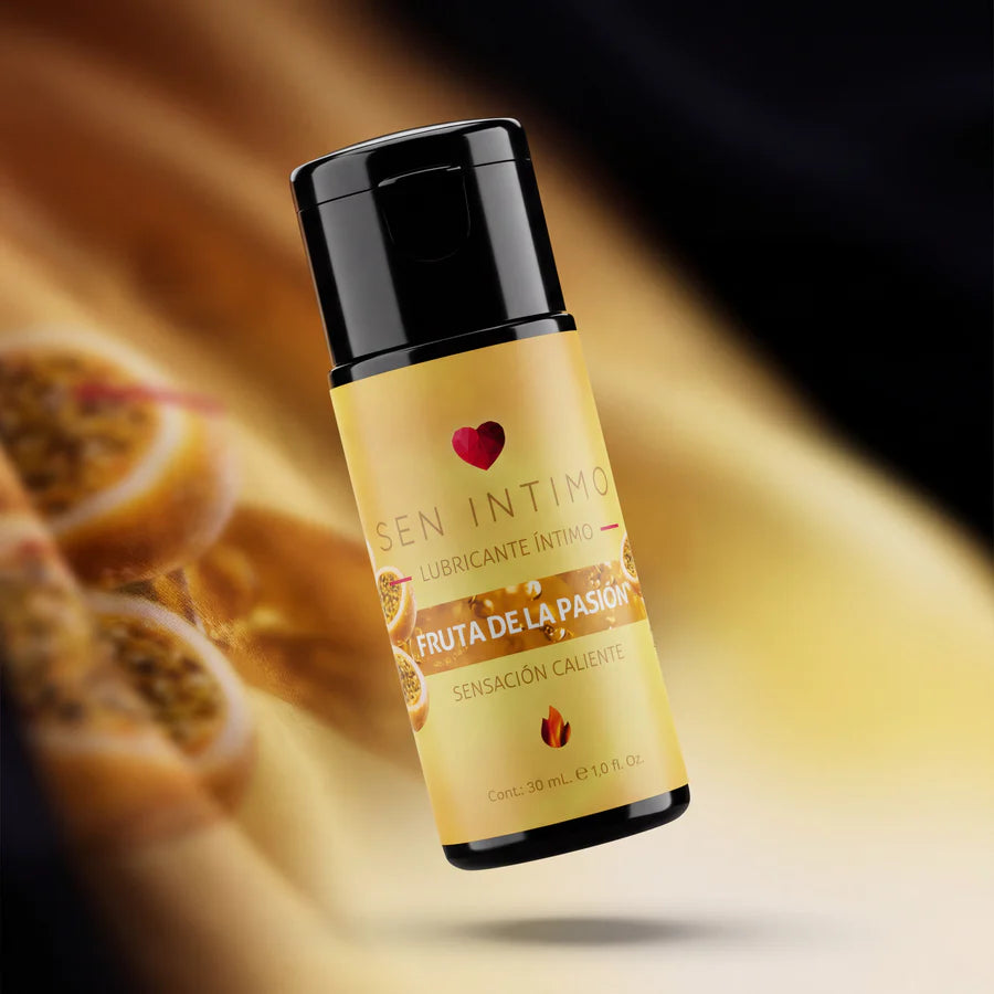 Frasco del Lubricante Íntimo Passion Fruit Sen Íntimo 30 ml con efecto caliente sobre fondo tropical.