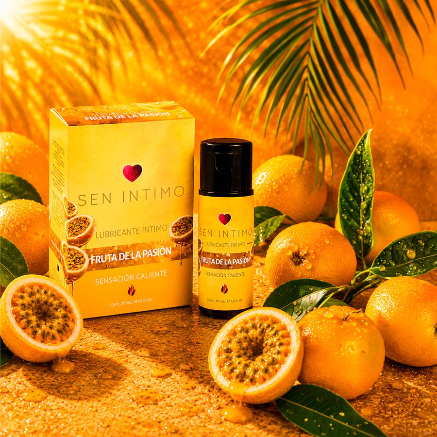 Presentación del lubricante caliente sabor maracuyá Sen Íntimo 30 ml con caja, frasco y frutas tropicales.
