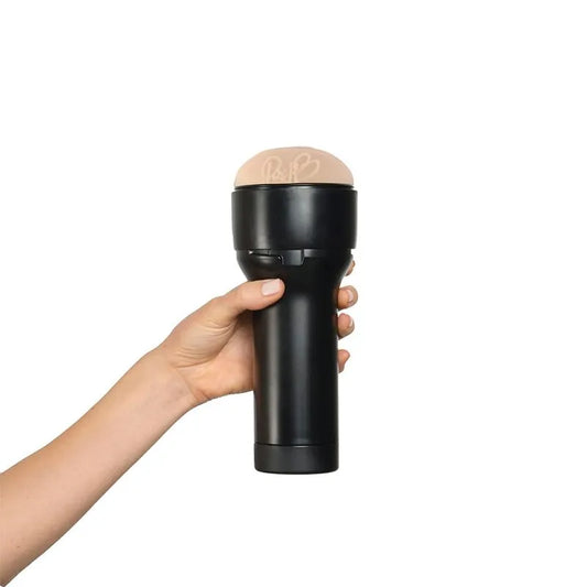 Masturbador Feel Rae Lil Black by Kiiroo sostenido en una mano, mostrando su diseño ergonómico y discreto con carcasa negra.