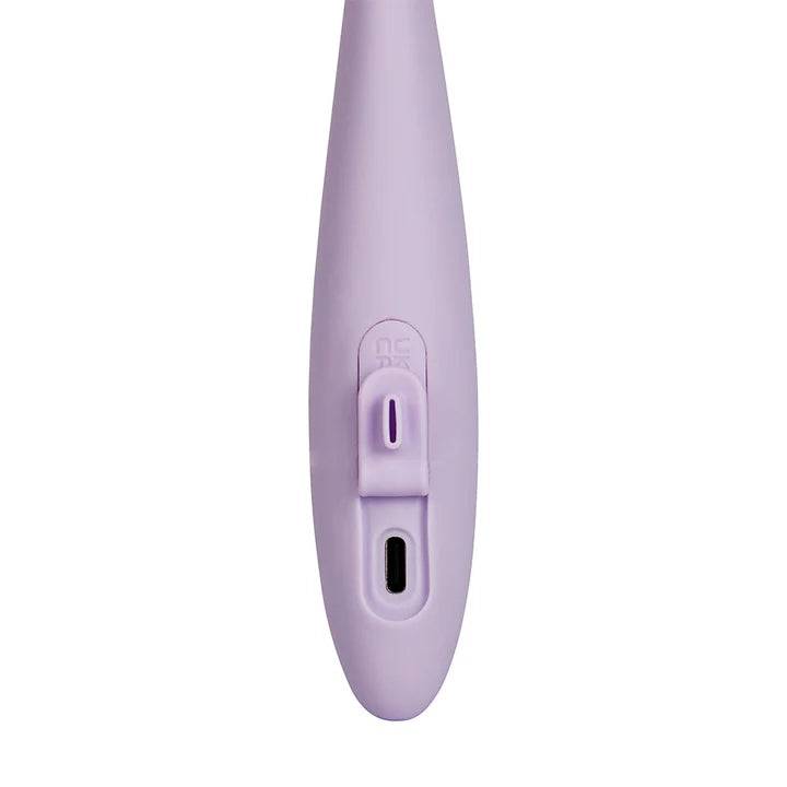 Detalle del puerto de carga tipo C del vibrador Cici 2 con cubierta de silicona médica.
