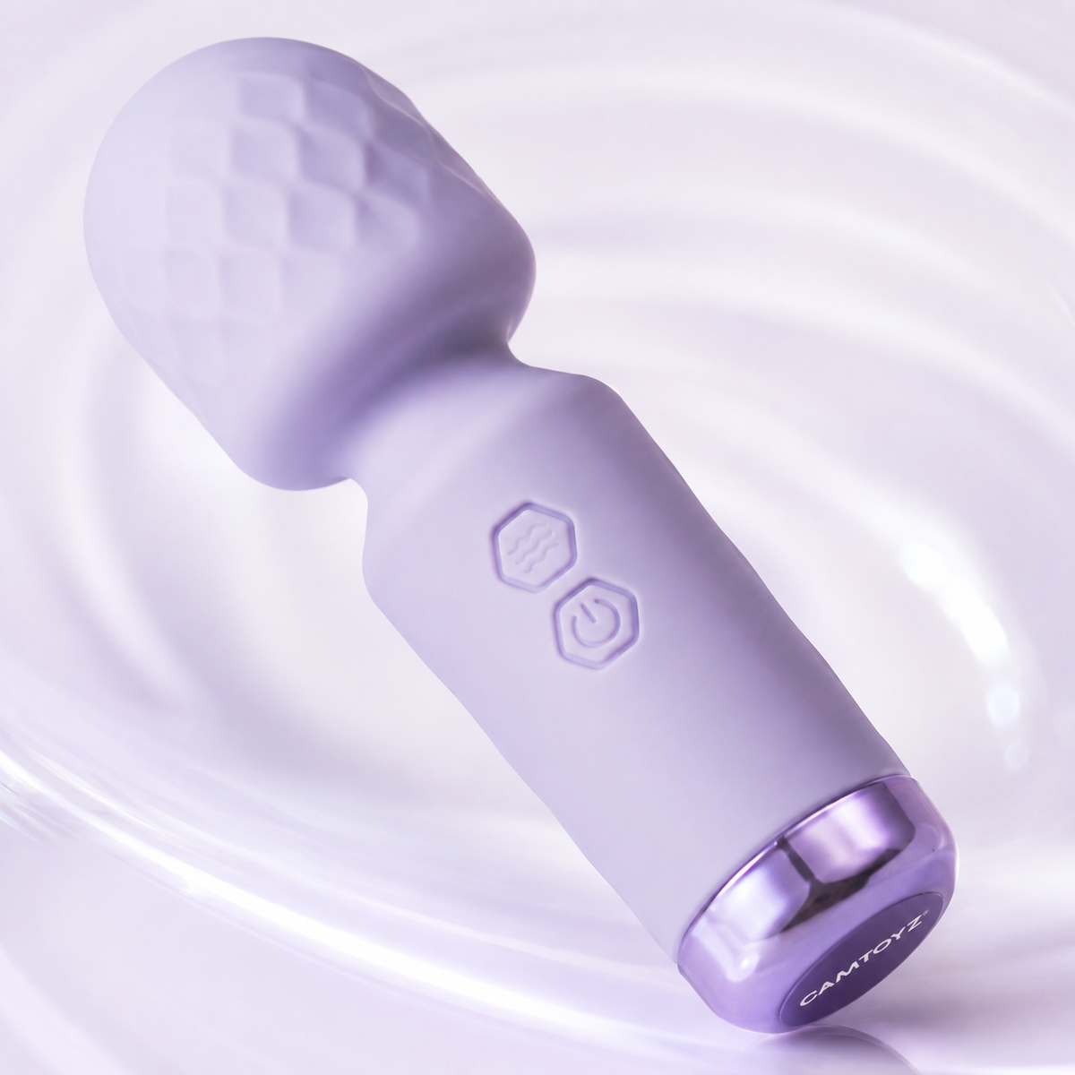 Detalle del Vibrador Aselia Majestic morado con cabezal texturizado, botones de control y acabado CamToyz