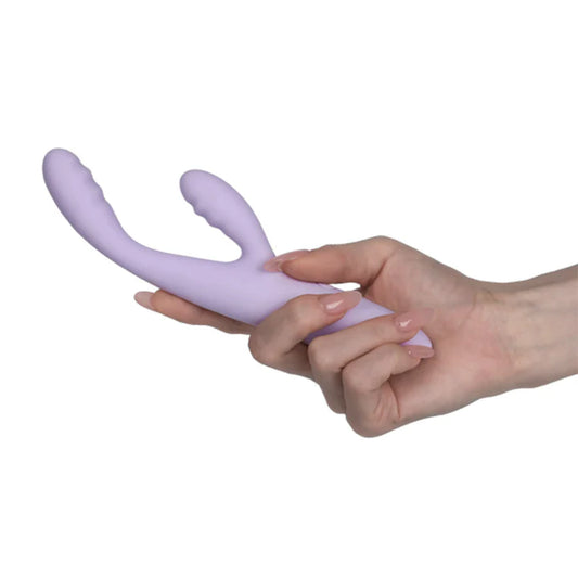 Mujer sosteniendo vibrador doble estimulación Cici+ 2 en color lila pastel, ideal para clítoris y punto G.