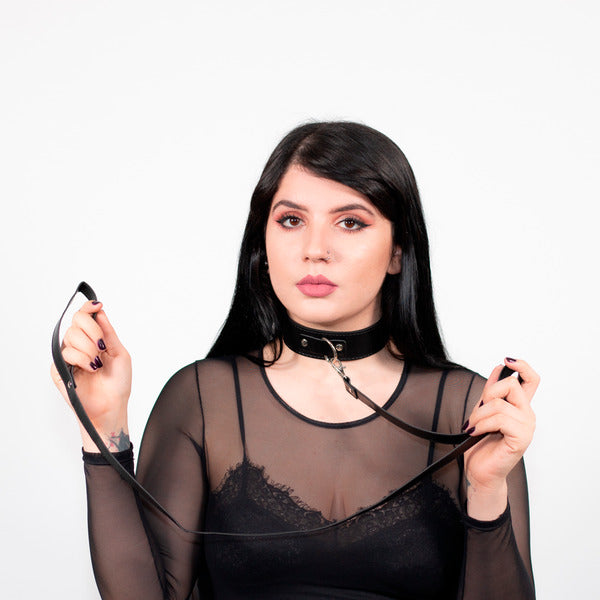 collar de dominacion negro en cuero 